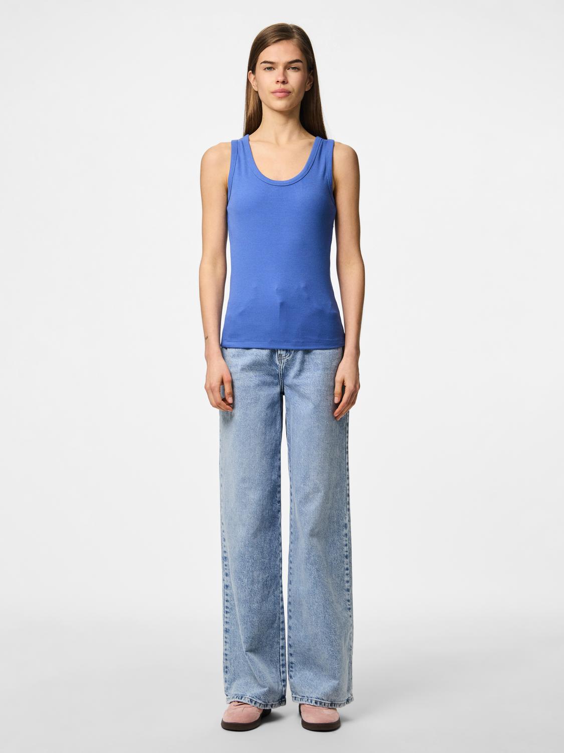 model_shot-front_full